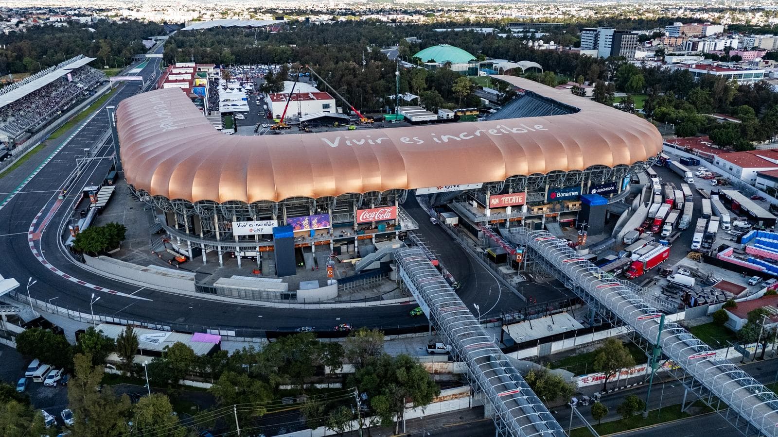 Vista aérea del Estadio GNP Seguros, con su cubierta color cobre en forma de herradura, junto a la pista del Autódromo Hermanos Rodríguez.